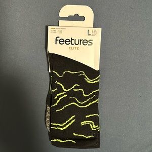 Feetures Elite Ultra Light crew length socks; size large
